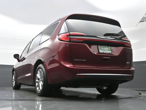 Used 2022 Chrysler Pacifica Touring-L AWD/4WD image 31