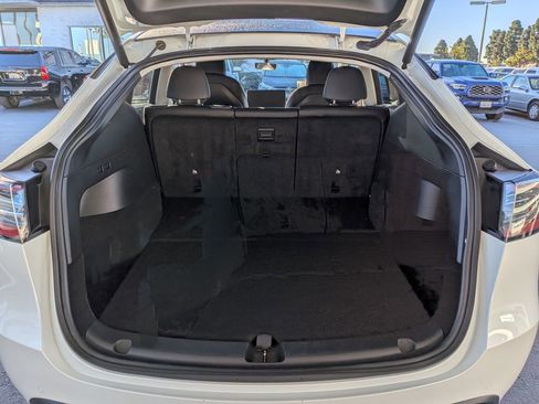 Used 2022 Tesla Model Y Long Range image 28