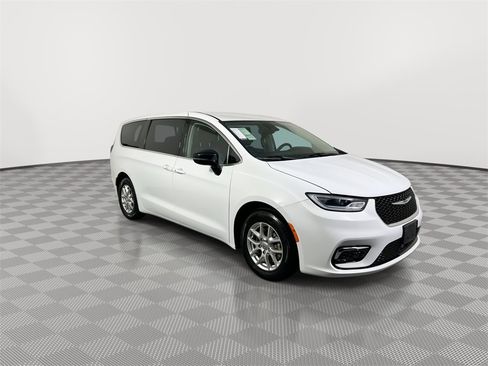 Used 2024 Chrysler Pacifica Touring-L image 2