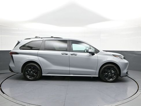 Used 2025 Toyota Sienna XLE Woodland Edition AWD/4WD image 5
