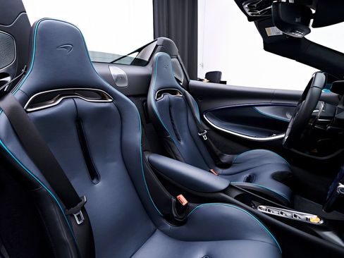 Used 2025 McLaren Artura Spider RWD image 19