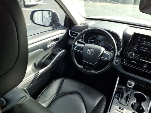 Used 2020 Toyota Highlander XLE image 16