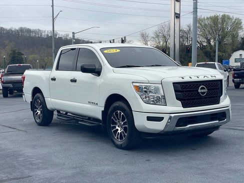 Used 2024 Nissan Titan SV image 1