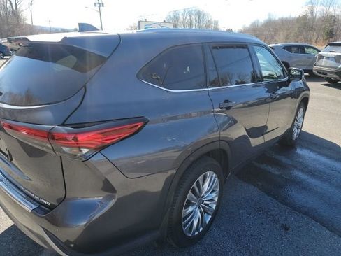 Used 2023 Toyota Highlander Platinum AWD/4WD image 4