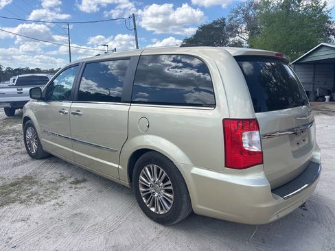 Used 2011 Chrysler Town & Country Limited image 4