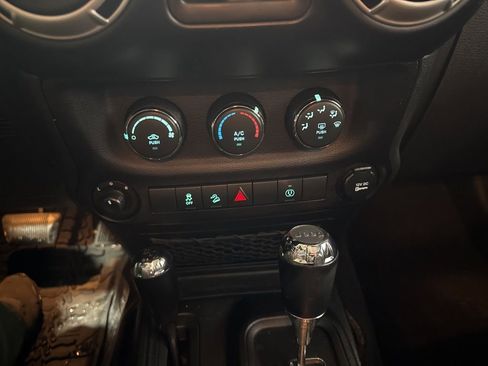 Used 2017 Jeep Wrangler Unlimited Sahara image 17