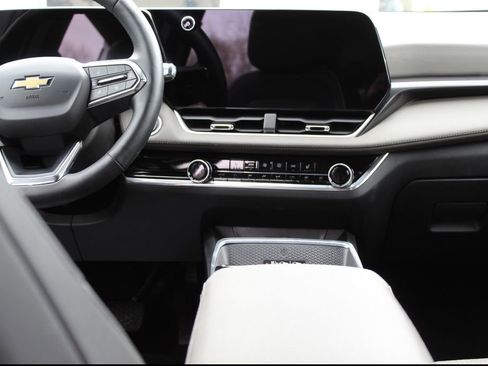 Used 2025 Chevrolet Equinox LT w/ Convenience Package II image 10