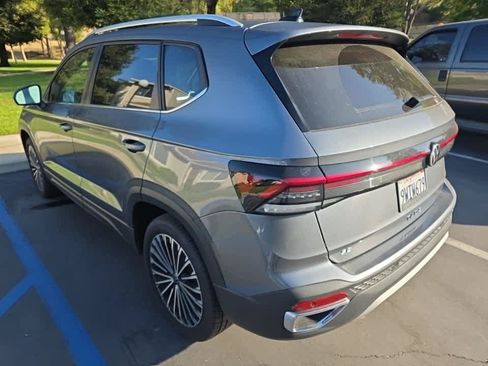 Used 2025 Volkswagen Taos SE w/ Panoramic Sunroof Package FWD image 5