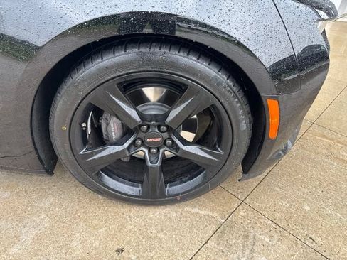 Used 2018 Chevrolet Camaro SS w/ LPO RS/SS Interior Package RWD image 9