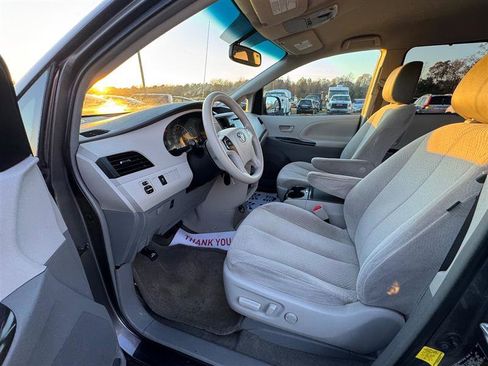 Used 2013 Toyota Sienna LE image 36