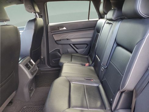 Used 2021 Volkswagen Atlas Cross Sport SE w/ Panoramic Sunroof Package image 12