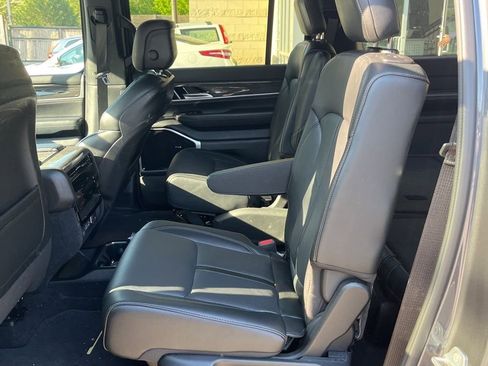 Used 2022 Jeep Wagoneer Series III w/ Premium Group I AWD/4WD image 17