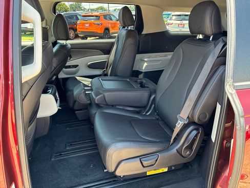 Used 2024 Kia Carnival LX FWD image 26