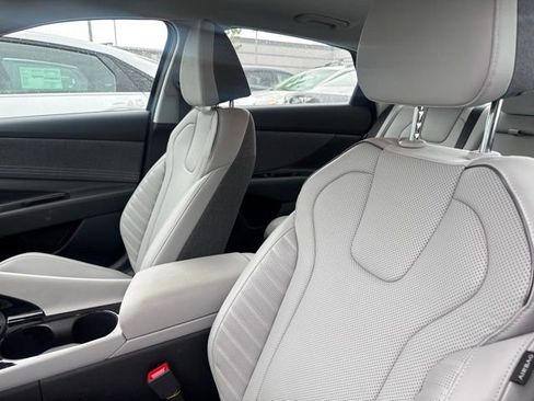 Certified 2025 Hyundai Elantra Limited FWD image 11