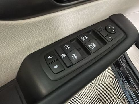 Used 2024 Chrysler Pacifica Touring-L FWD image 10