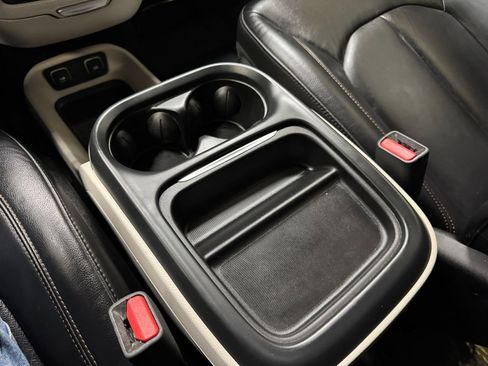 Used 2017 Chrysler Pacifica Touring-L w/ Tire & Wheel Group image 31