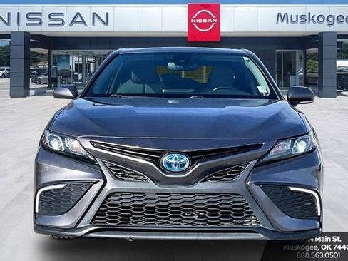 Used 2022 Toyota Camry SE image 2