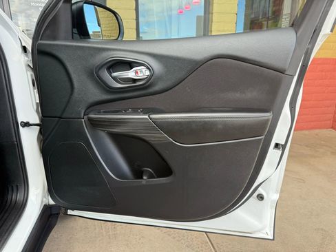 Used 2016 Jeep Cherokee Sport image 25