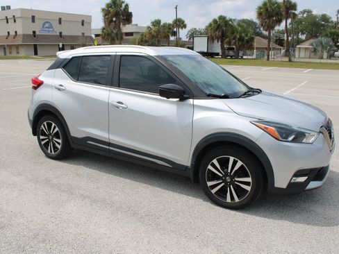 Used 2019 Nissan Kicks SR FWD image 17