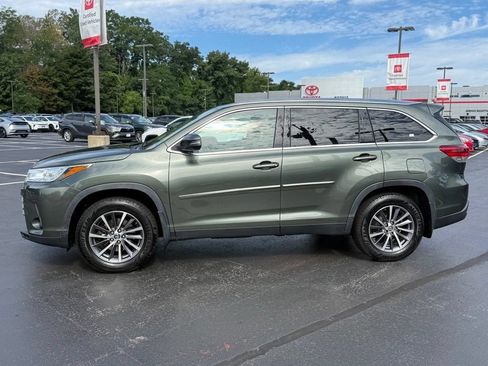 Used 2019 Toyota Highlander XLE w/ Carpet Mat Package (TMS) AWD/4WD image 3