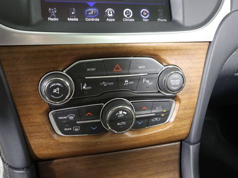 Used 2015 Chrysler 300 C Platinum w/ Harman/Kardon Audio Group AWD/4WD image 37