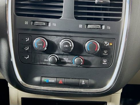 Used 2018 Dodge Grand Caravan SE w/ UConnect Hands-Free Group image 15