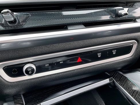 Used 2025 BMW X6 xDrive40i w/ Executive Package image 32