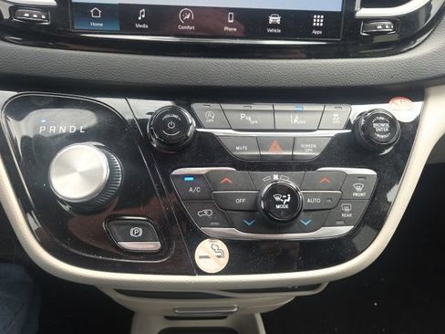 Used 2023 Chrysler Pacifica Touring-L FWD image 36