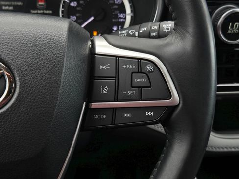 Used 2023 Toyota Highlander XLE AWD/4WD image 22