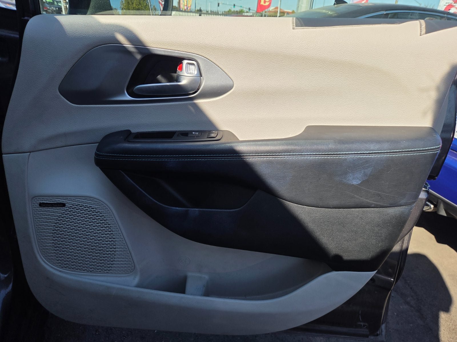 Used 2018 Chrysler Pacifica Limited w/ Advanced Safetytec Group FWD image 11