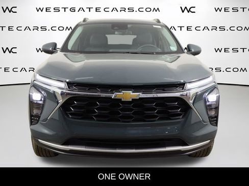 Used 2025 Chevrolet Trax LT w/ LT Convenience Package image 2