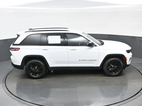 Used 2024 Jeep Grand Cherokee Altitude image 37
