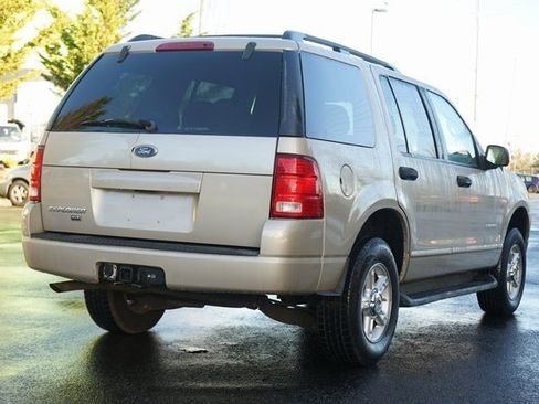 Used 2004 Ford Explorer XLT image 3
