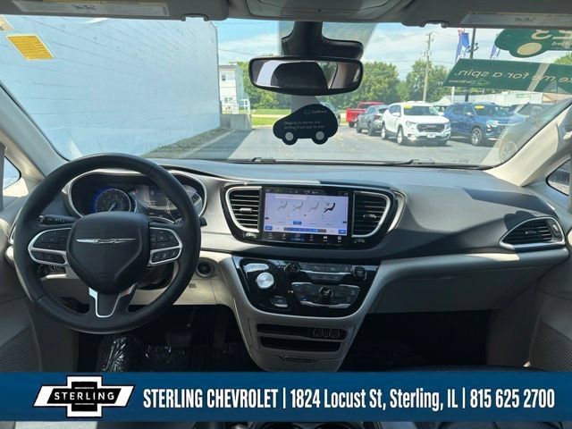 Used 2023 Chrysler Pacifica Touring-L FWD image 9
