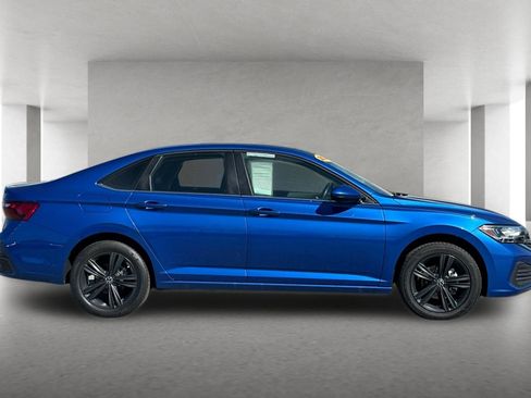 Used 2024 Volkswagen Jetta SE w/ Panoramic Sunroof Package image 3