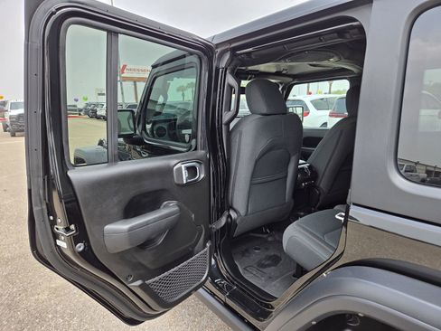 Used 2025 Jeep Wrangler Unlimited Sport AWD/4WD image 17