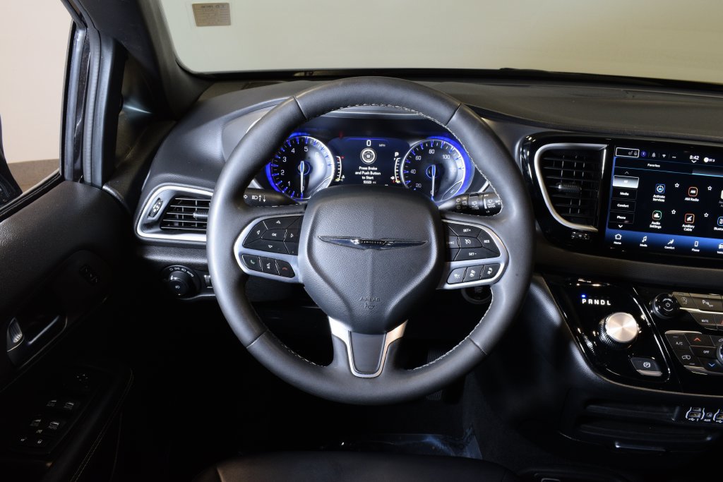 Used 2025 Chrysler Pacifica Select FWD image 12