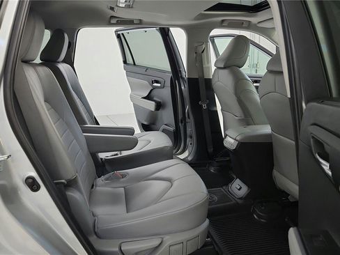 Certified 2024 Toyota Highlander XLE image 30