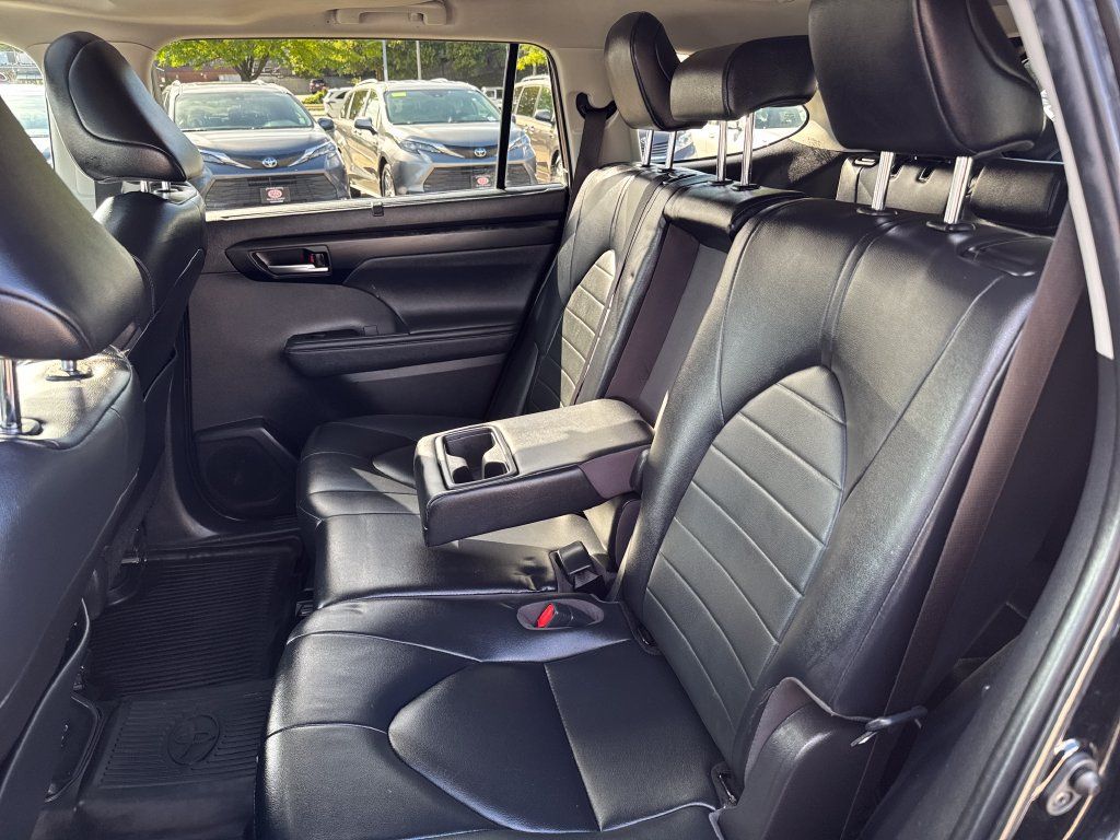Used 2023 Toyota Highlander XLE AWD/4WD image 37