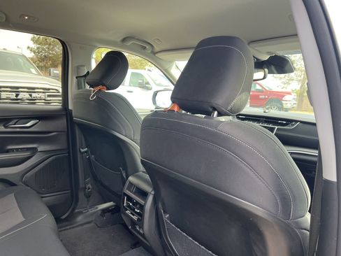 Used 2023 Jeep Grand Cherokee Laredo image 19