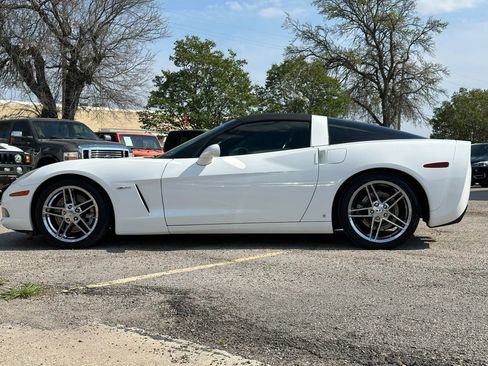 Used 2007 Chevrolet Corvette Coupe w/ Performance Package RWD image 3