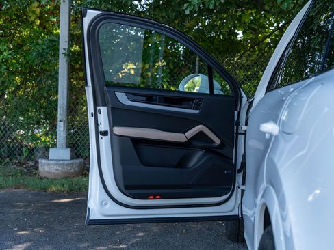 Certified 2025 Porsche Cayenne E-Hybrid w/ Premium Package Plus image 18