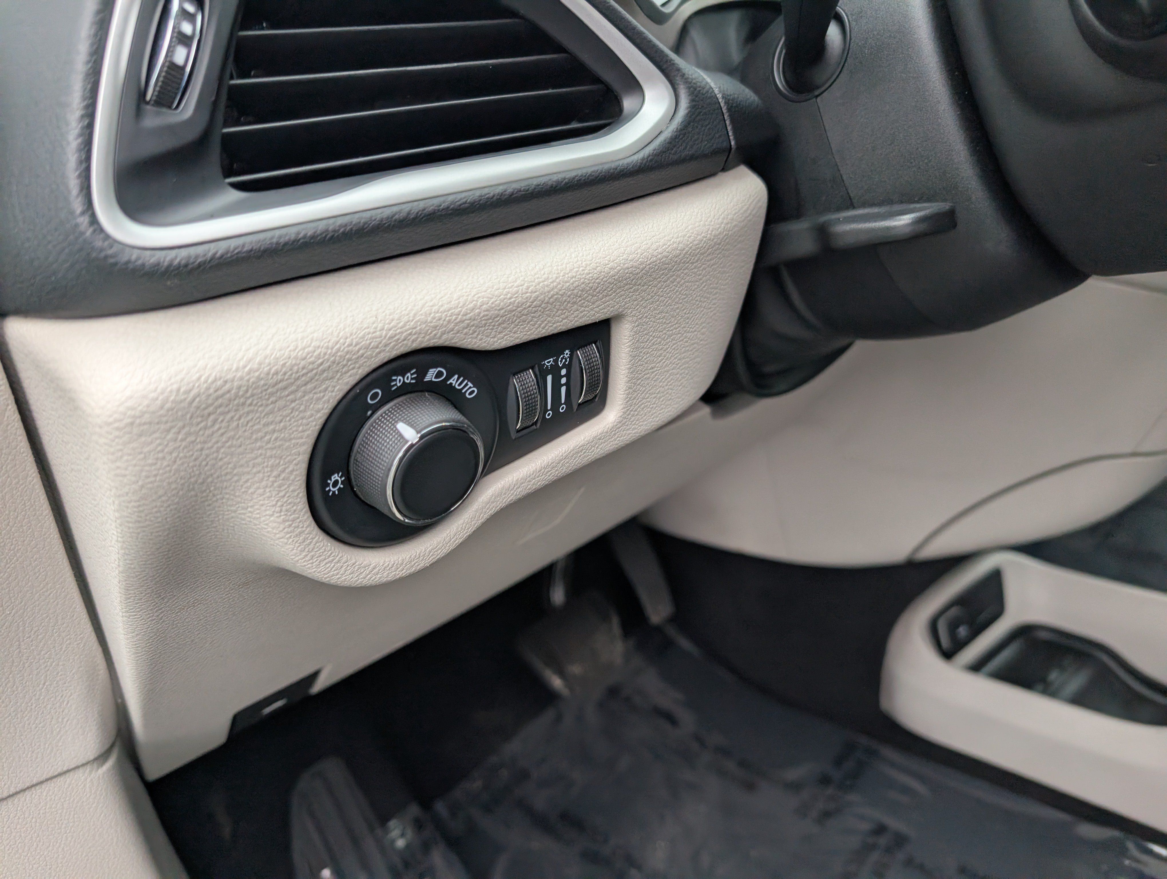 Used 2023 Chrysler Voyager LX FWD image 22