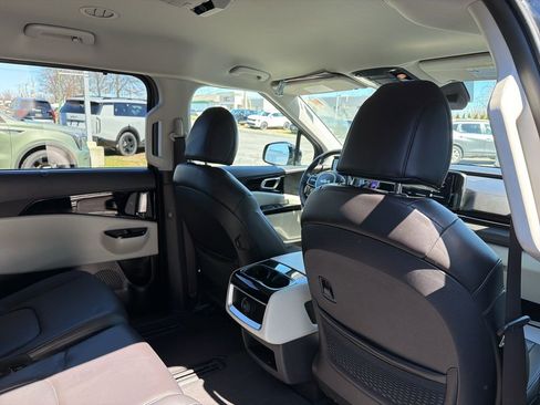 Certified 2024 Kia Carnival EX image 14