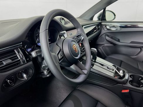 Certified 2026 Porsche Macan AWD/4WD image 4