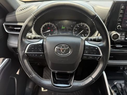 Used 2021 Toyota Highlander XSE FWD image 13