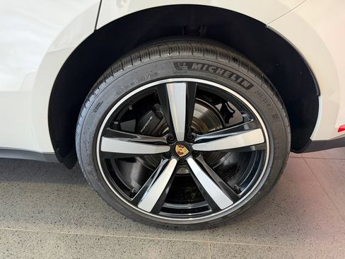 Certified 2026 Porsche Macan AWD/4WD image 11