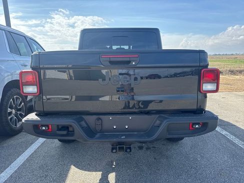 Used 2025 Jeep Gladiator Sport image 5