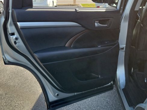 Used 2018 Toyota Highlander XLE FWD image 13
