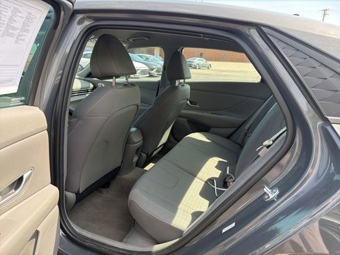 Used 2025 Hyundai Elantra Hybrid FWD image 16